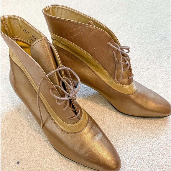 LIKE NEW California Magdesians Vintage Gold Leather Ankle Boots - Size 9.5 - Picture 3 of 12